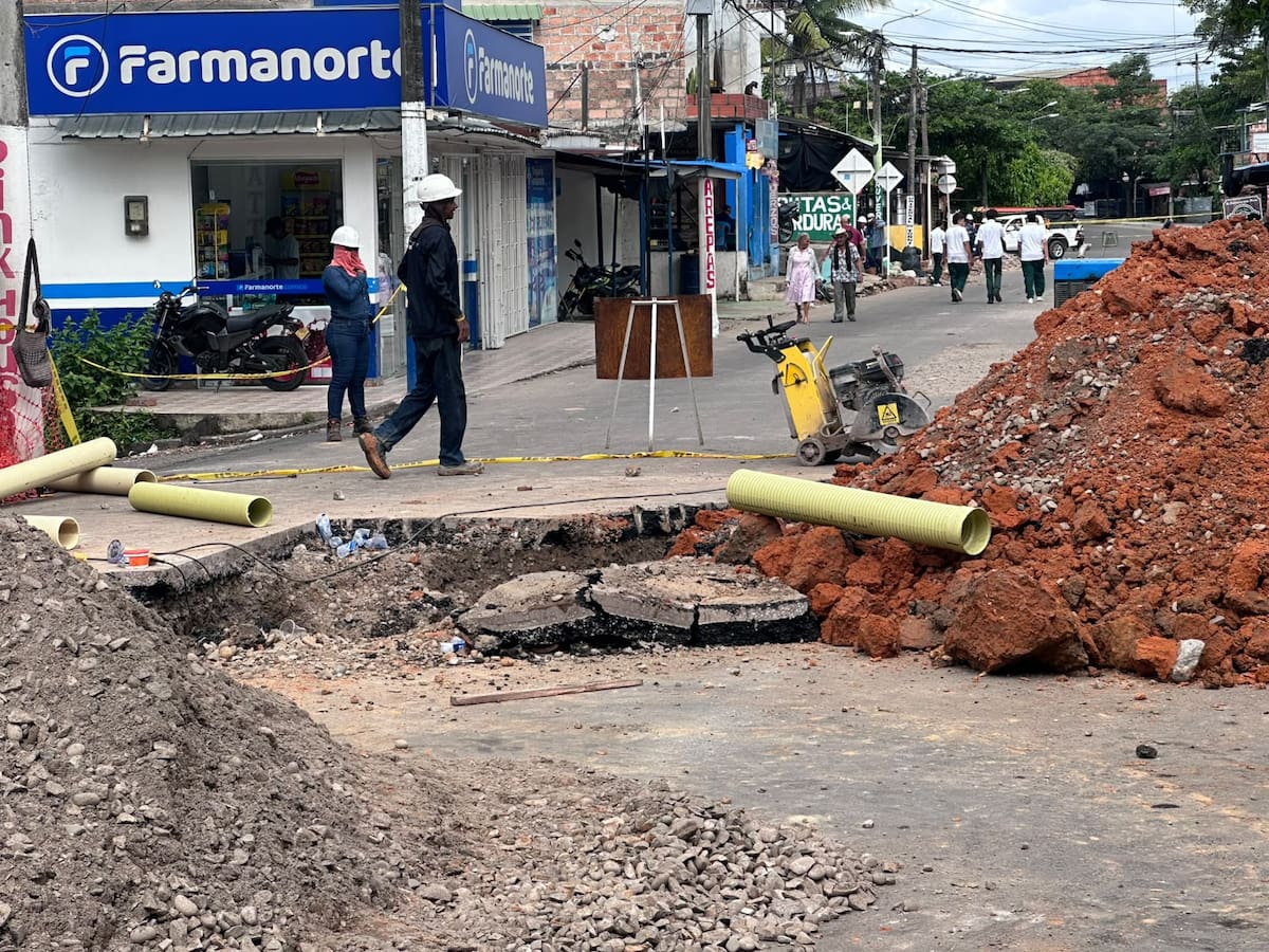 Habitantes y comerciantes del barrio 9 de Abril protestaron en la carrera 60, avenida Colectivo 16 de Mayo, por grietas y hundimientos que denuncian en la vía, además de afectaciones a los servicios públicos durante la ejecución de la obra.