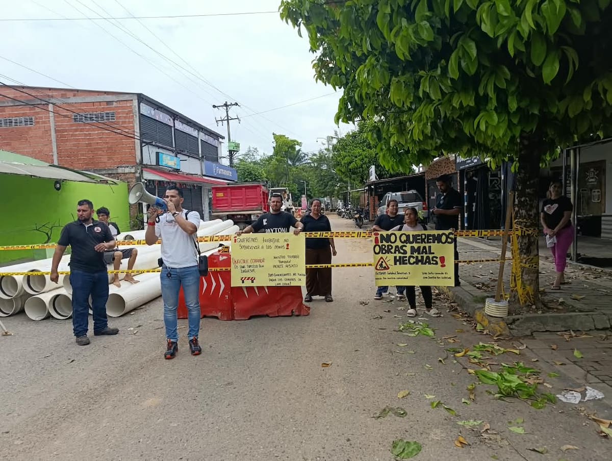 Habitantes y comerciantes del barrio 9 de Abril protestaron en la carrera 60, avenida Colectivo 16 de Mayo, por grietas y hundimientos que denuncian en la vía, además de afectaciones a los servicios públicos durante la ejecución de la obra.
