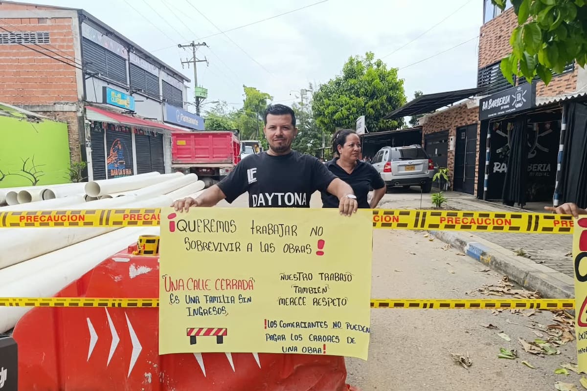 Habitantes y comerciantes del barrio 9 de Abril protestaron en la carrera 60, avenida Colectivo 16 de Mayo, por grietas y hundimientos que denuncian en la vía, además de afectaciones a los servicios públicos durante la ejecución de la obra.
