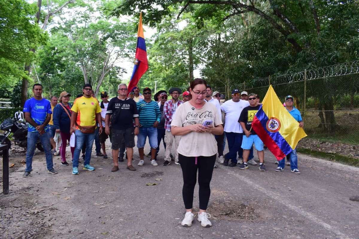 La comunidad de Sabana de Torres mantiene bloqueos en inmediaciones del Campo Provincia, donde reclama claridad sobre el futuro de una campaña de workover socializada semanas atrás.
Suministrada/Vanguardia