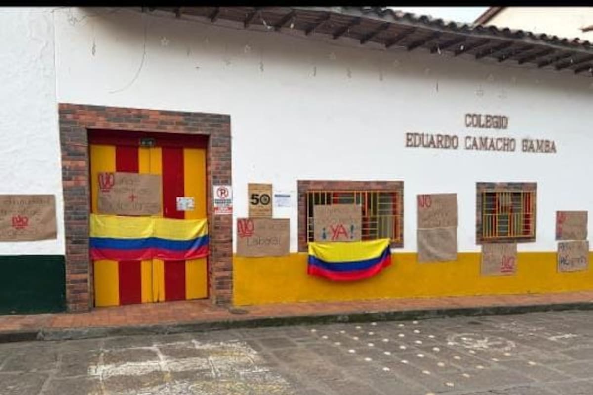 Los padres de familia llenaron la fachada de la institución con carteles.