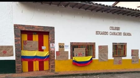 Padres de familia protestan y le exigen al Ministerio de Educación intervenir colegio de Curití