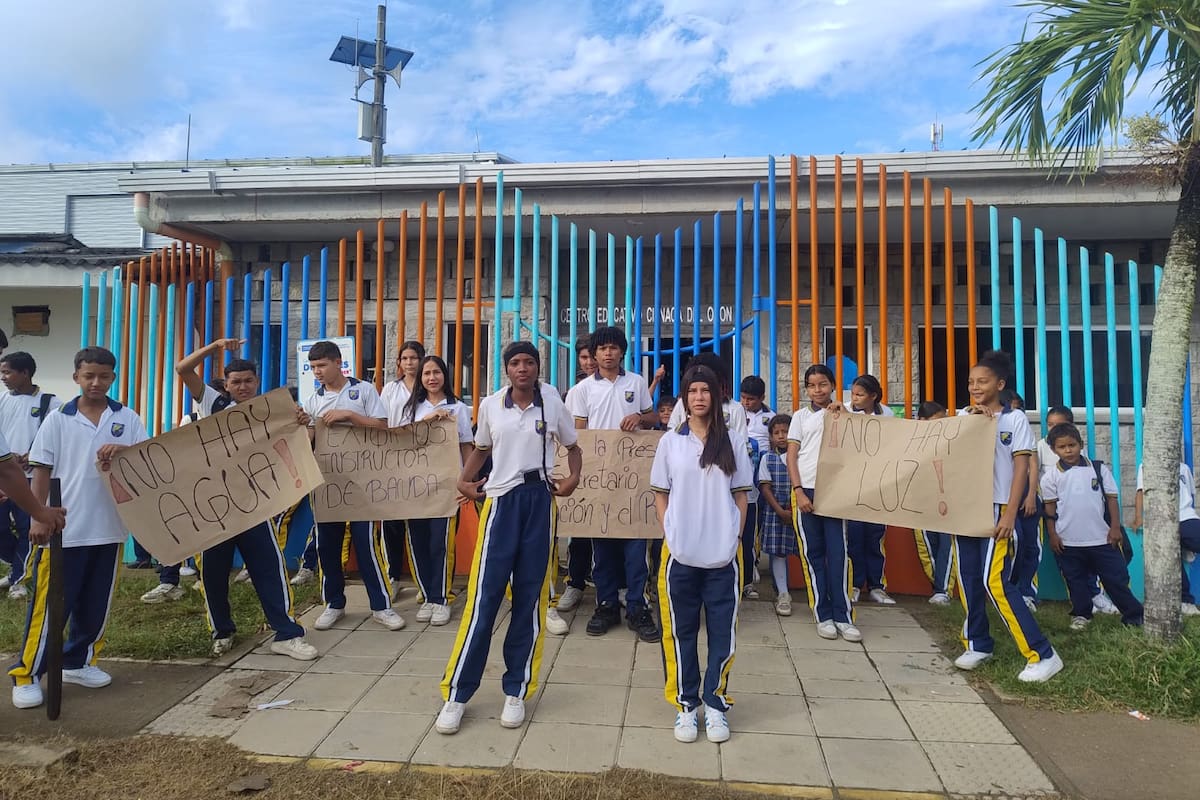 Estudiantes de las sedes educativas de la vereda Campo Gala y el corregimiento Ciénaga del Opón se declararon en cese de actividades. Exigen inversión en sus colegios.
Suministrada/Vanguardia