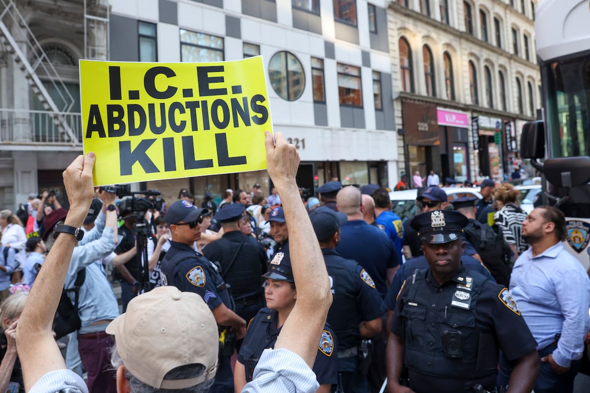 Fotografía de archivo en donde personas protestan en contra de las redadas de la Oficina de Inmigración y Aduanas (ICE). EFE/