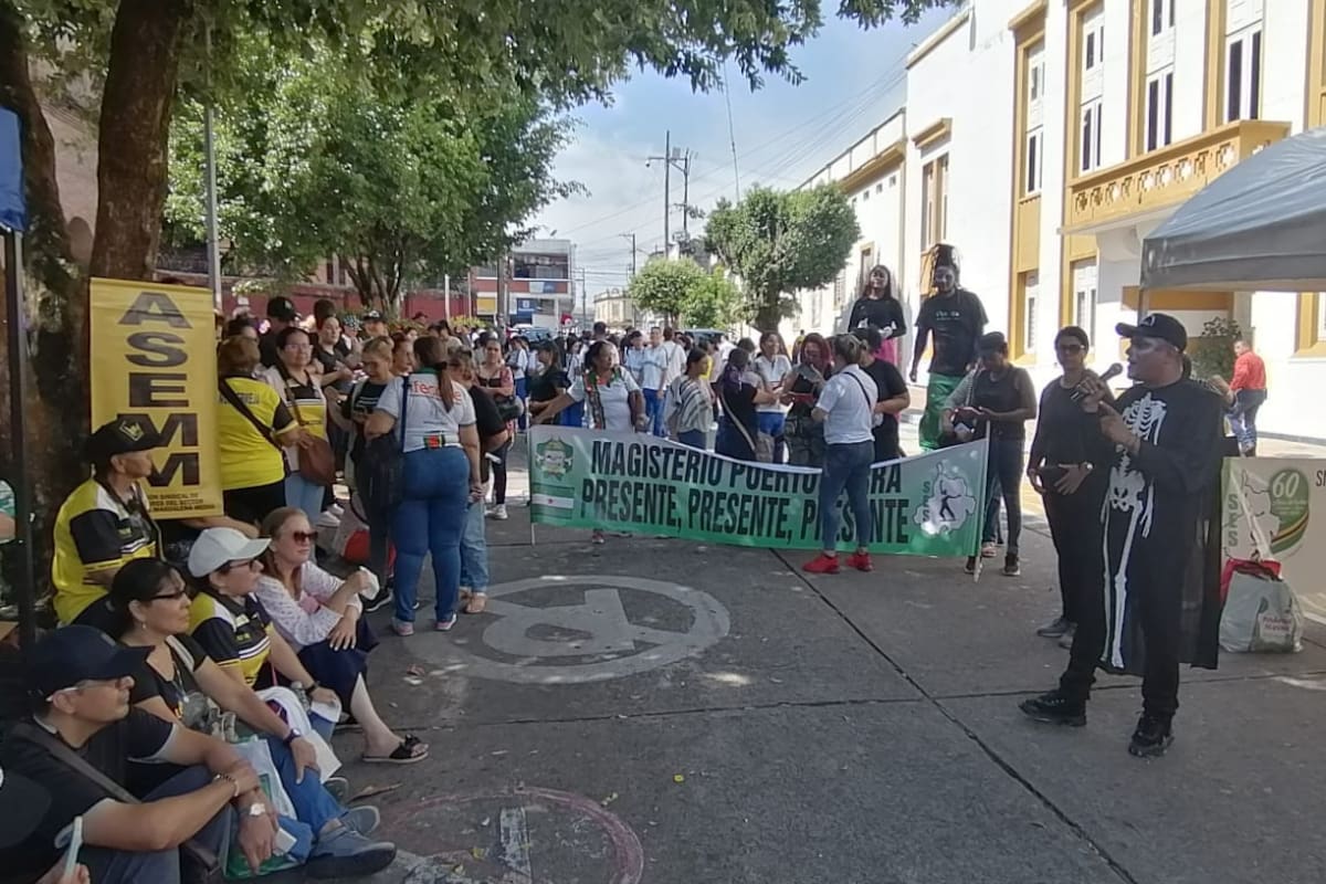Docentes afiliados a organizaciones sindicales se concentraron en las instalaciones de la Secretaría de Educación de Barrancabermeja para exigir el pago del retroactivo salarial adeudado desde comienzos de año.
Archivo/Suministrada/Vanguardia