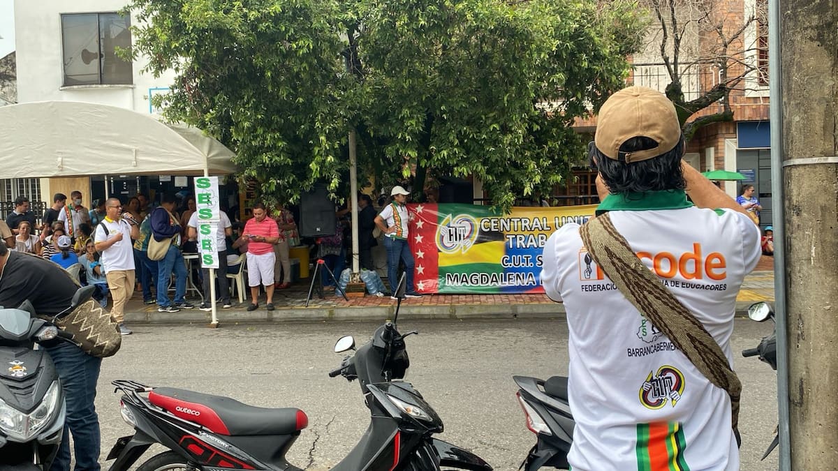Docentes afiliados a organizaciones sindicales se concentraron en las instalaciones de la Secretaría de Educación de Barrancabermeja para exigir el pago del retroactivo salarial adeudado desde comienzos de año.
Suministrada/Vanguardia