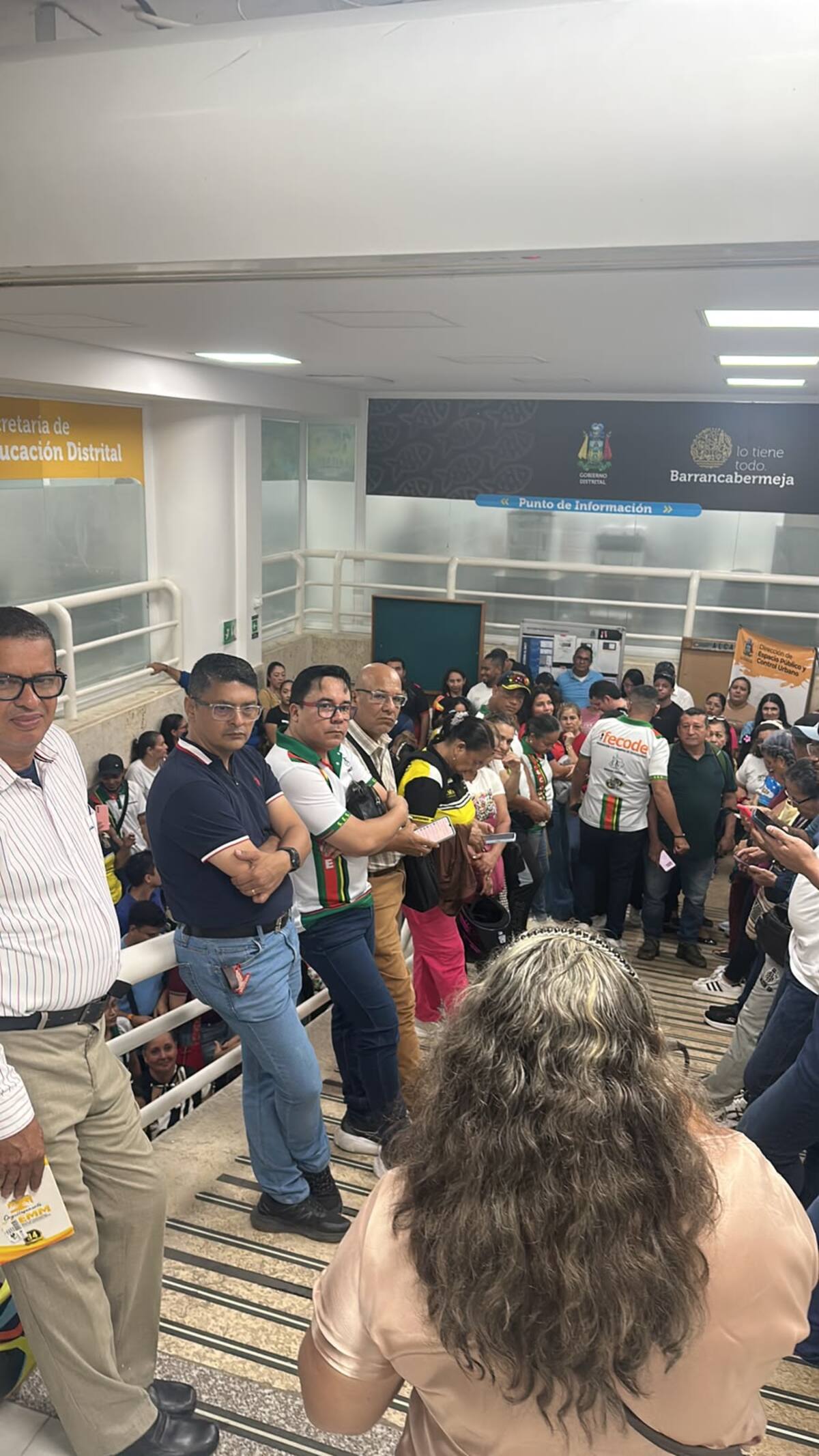 Docentes afiliados a organizaciones sindicales se concentraron en las instalaciones de la Secretaría de Educación de Barrancabermeja para exigir el pago del retroactivo salarial adeudado desde comienzos de año.
Suministrada/Vanguardia