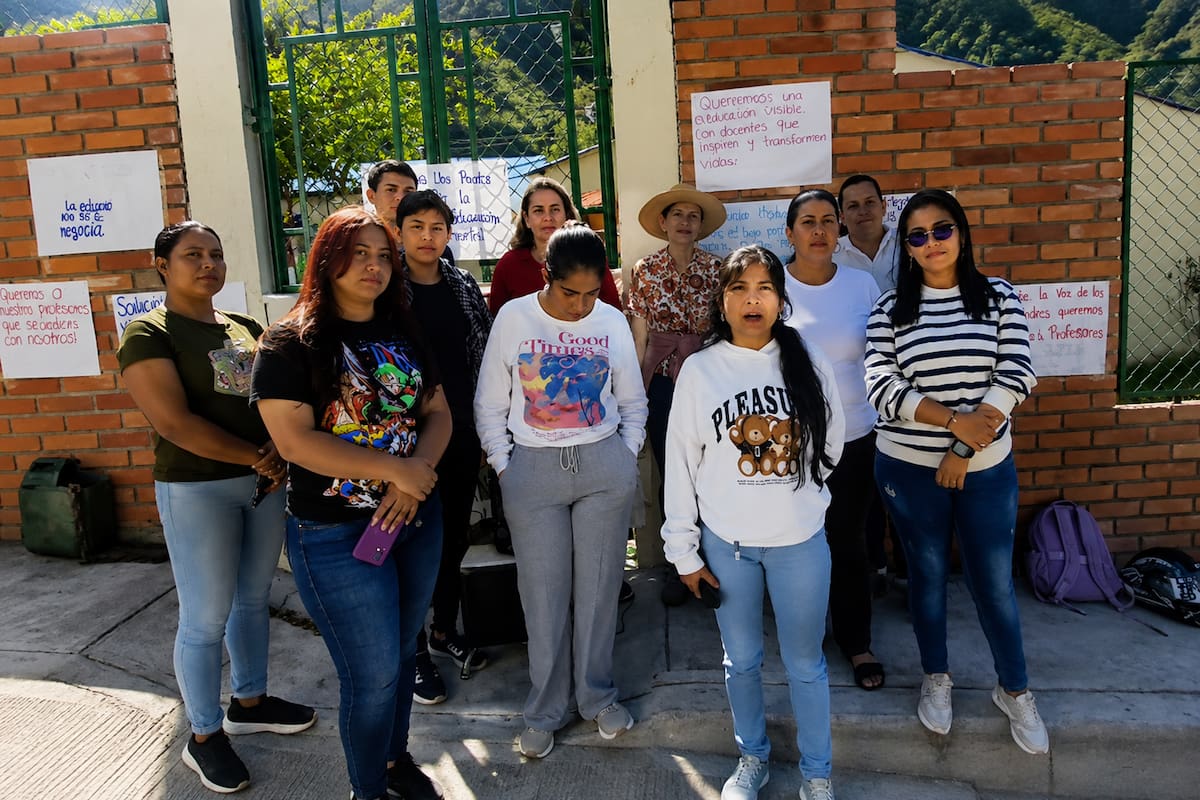 Padres de familia del Instituto Técnico Agrícola Rafel Ortiz González del municipio de Santa Barbara protestaron por el retiro de tres docentes del plantel por falta de estudiantes. Foto: Redes sociales.