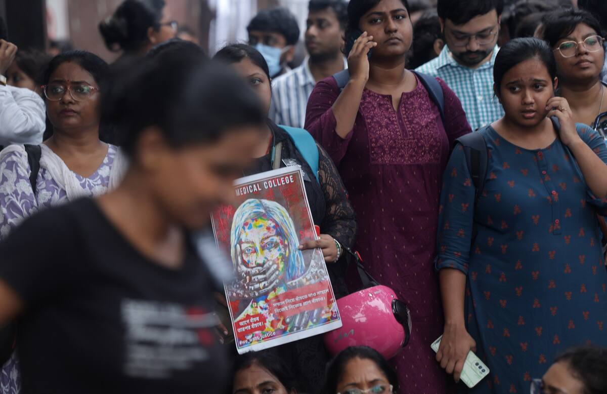 Estudiantes de medicina y médicos asisten a una protesta contra un presunto incidente de violación y asesinato en la facultad de medicina RG Kar en Kolkata, India, 12 de agosto de 2024. EFE /