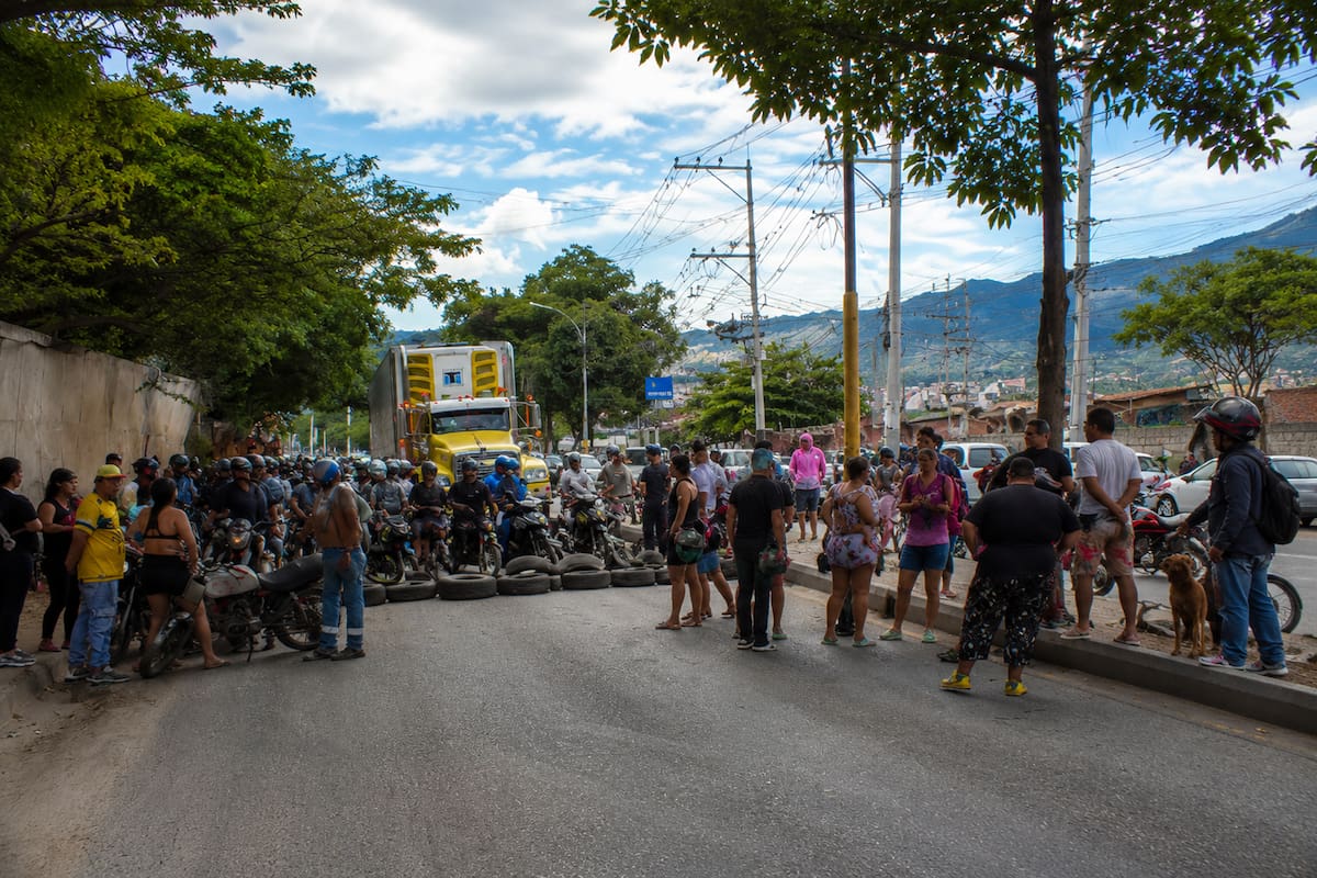 La comunidad asegura que lleva 38 horas sin energía y decidió bloquear la vía nacional para exigir una respuesta y el restablecimiento del servicio.