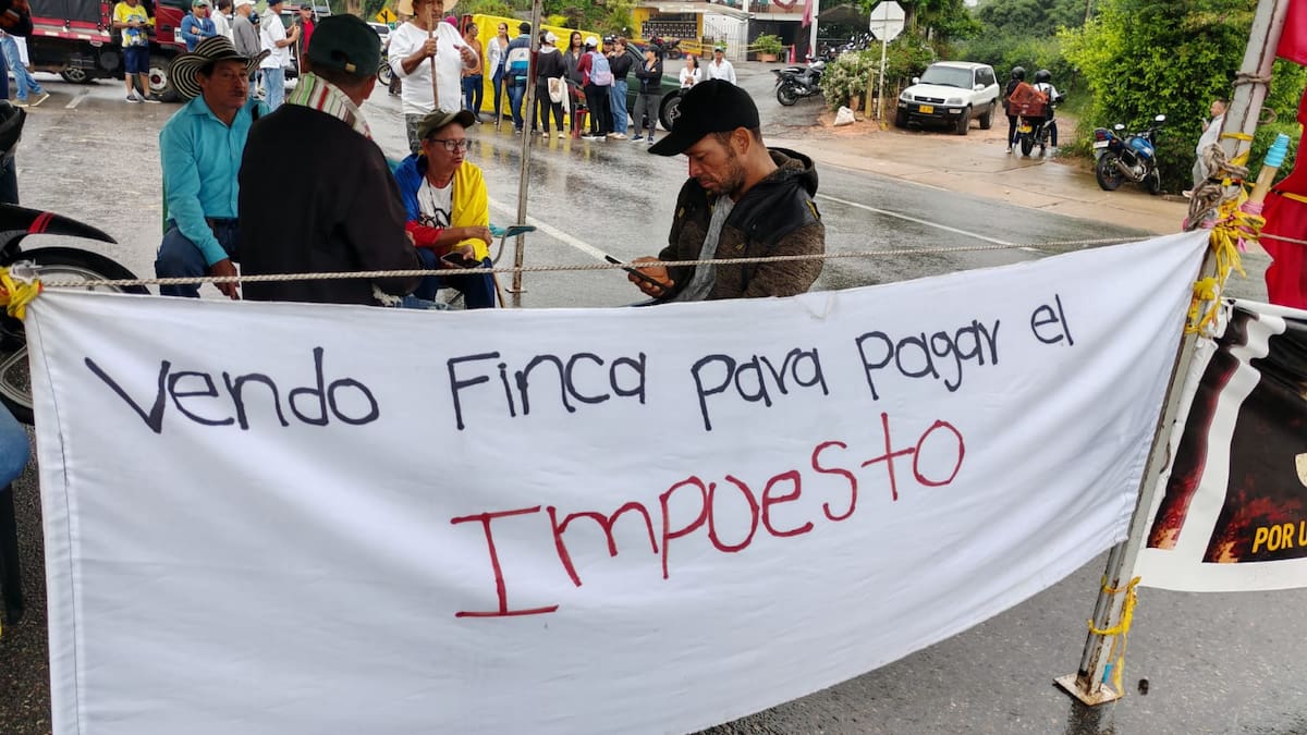 Bloqueo vial entre Girón y Lebrija, en el sector del Peaje.
Foto: Marco Valencia /VANGUARDIA.