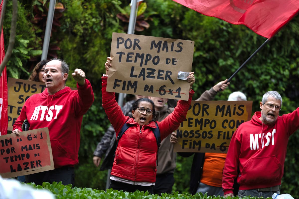 AME3870. SAO PAULO (BRASIL), 21/05/2026.- Integrantes del Movimiento de los Trabajadores Sin Techo (MTST) protestan frente a la sede de la Federación del Comercio de Bienes, Servicios y Turismo (FecomercioSP) a la que acusan de intentar bloquear la propuesta de enmienda constitucional que plantea el fin de la jornada laboral 6x1, este jueves en Sao Paulo (Brasil). EFE/ Isaac Fontana