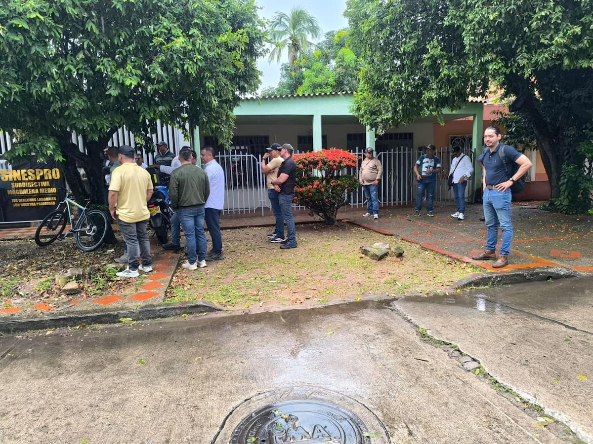 Escoltas afiliados a SINESPRO adelantaron una protesta pacífica en las afueras de la sede de la Unidad Nacional de Protección en Barrancabermeja. exigieron garantías laborales.
Suministrada/Vanguardia