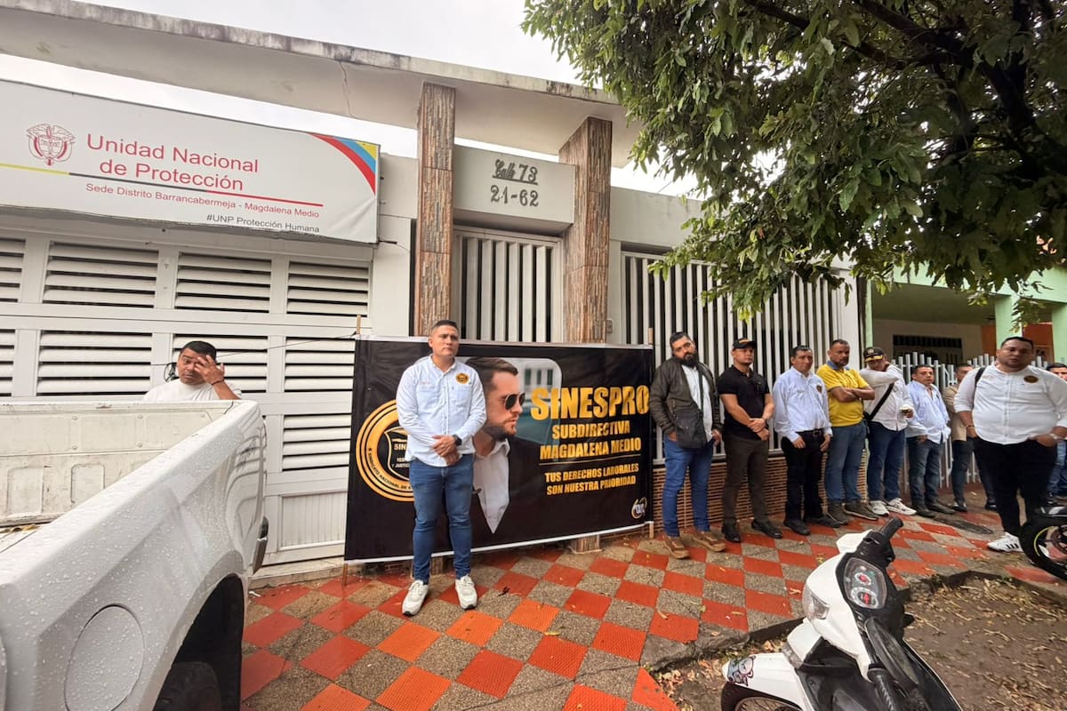 Escoltas afiliados a SINESPRO adelantaron una protesta pacífica en las afueras de la sede de la Unidad Nacional de Protección en Barrancabermeja. exigieron garantías laborales.
Suministrada/Vanguardia