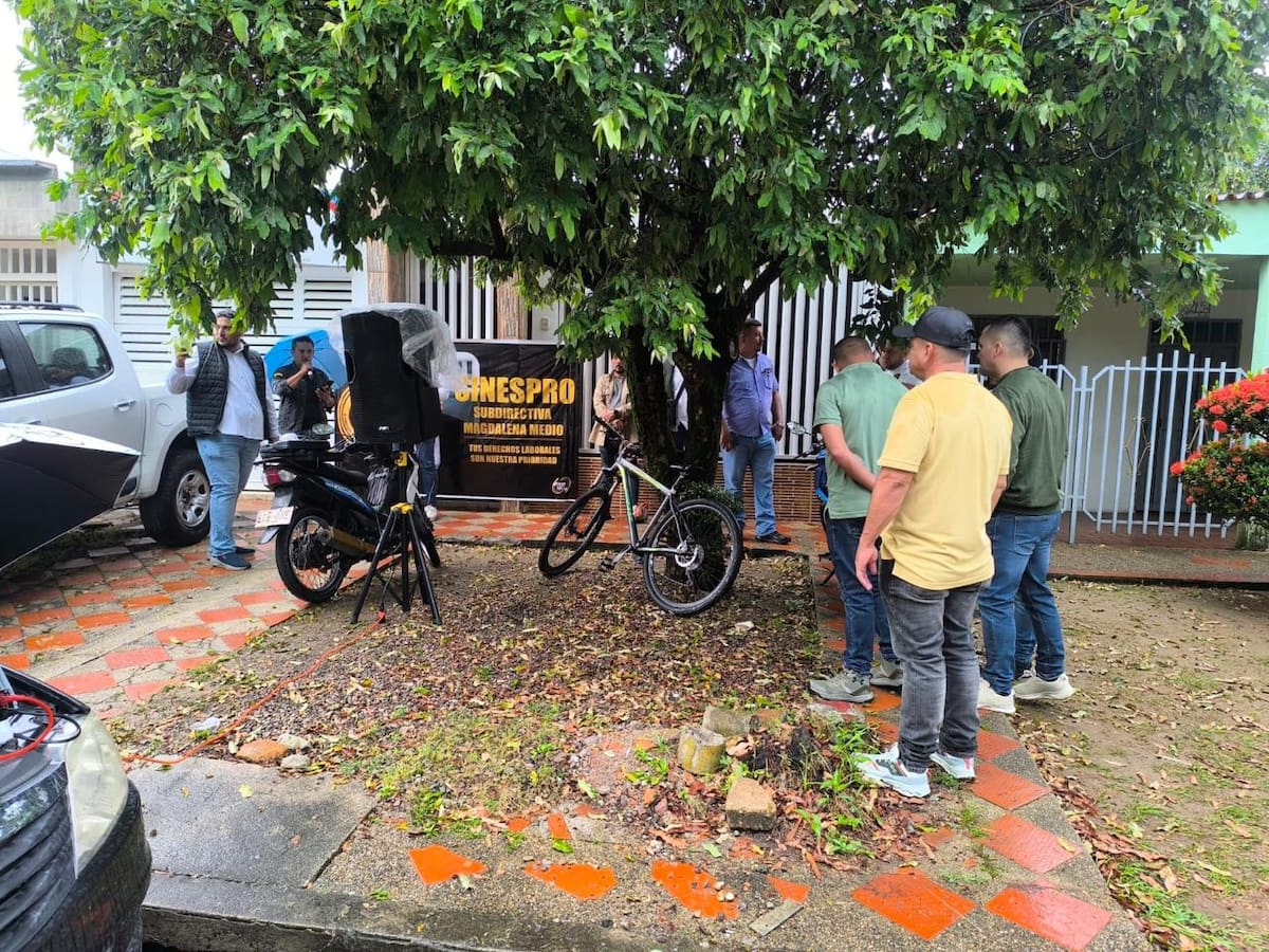 Escoltas afiliados a SINESPRO adelantaron una protesta pacífica en las afueras de la sede de la Unidad Nacional de Protección en Barrancabermeja. exigieron garantías laborales.
Suministrada/Vanguardia