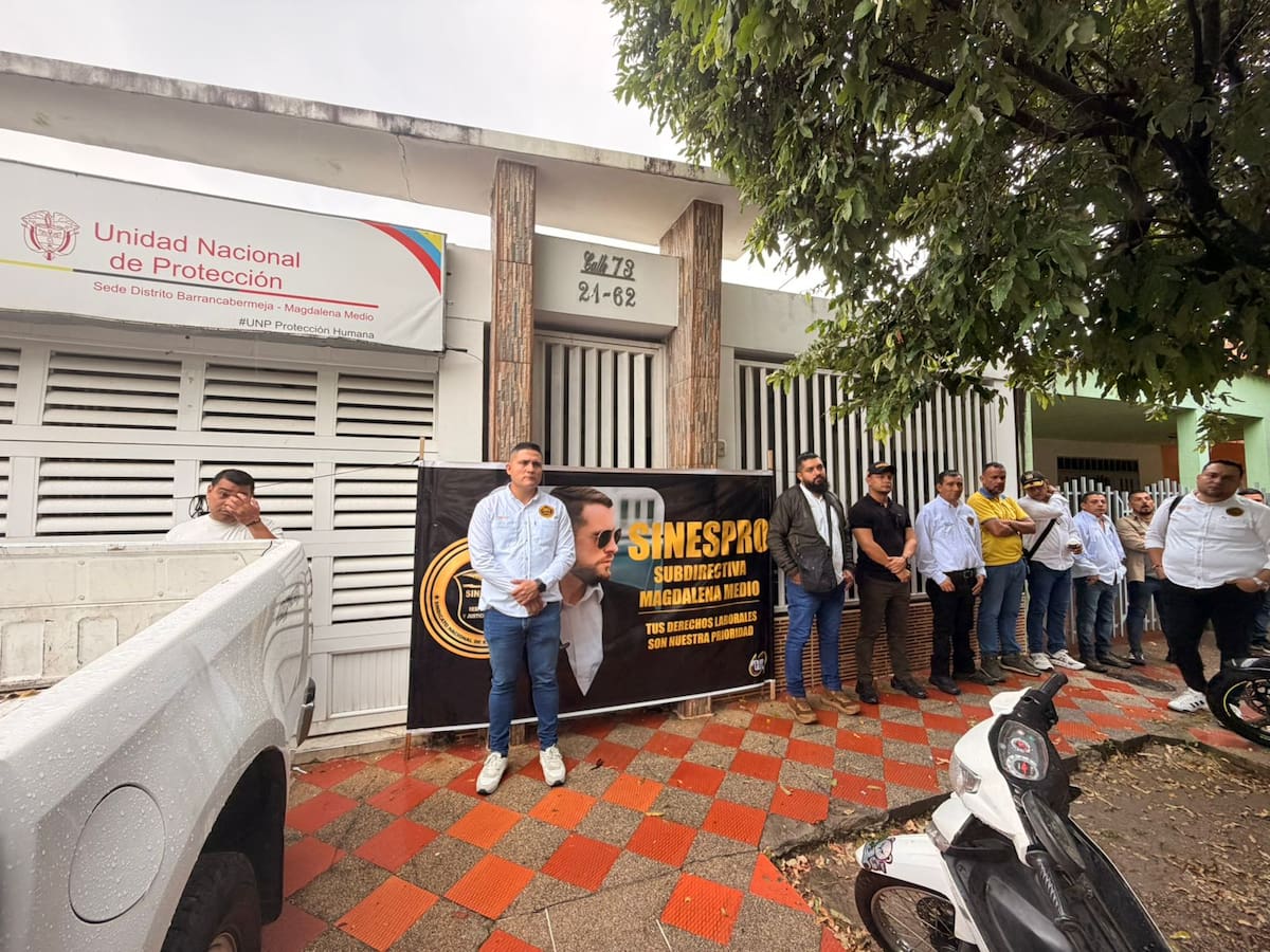Escoltas vinculados al programa de protección de la UNP realizaron una jornada de protesta frente a la sede de la entidad en Barrancabermeja.
Suministrada/Vanguardia