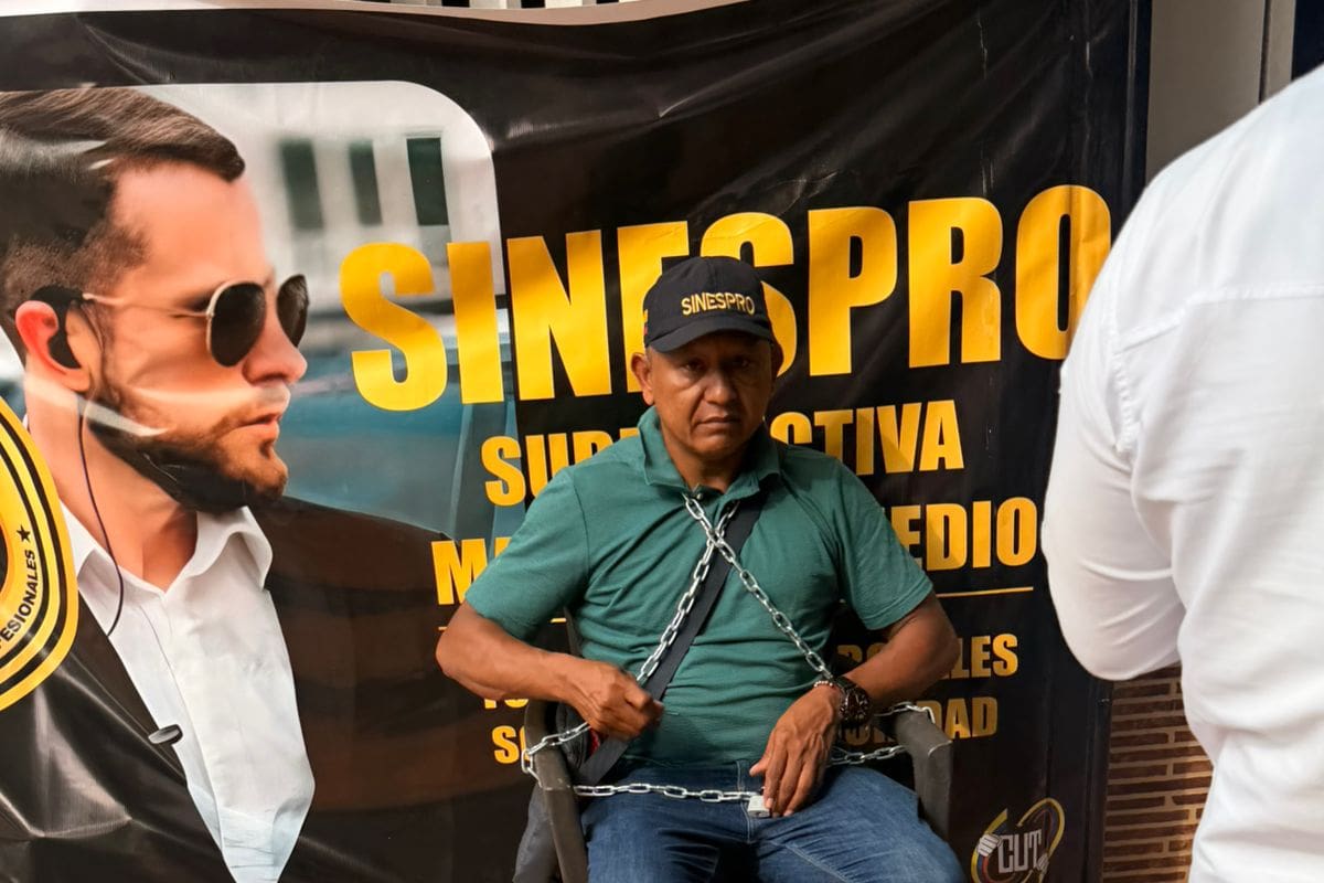 Escoltas vinculados al programa de protección de la UNP realizaron una jornada de protesta frente a la sede de la entidad en Barrancabermeja.
Suministrada/Vanguardia