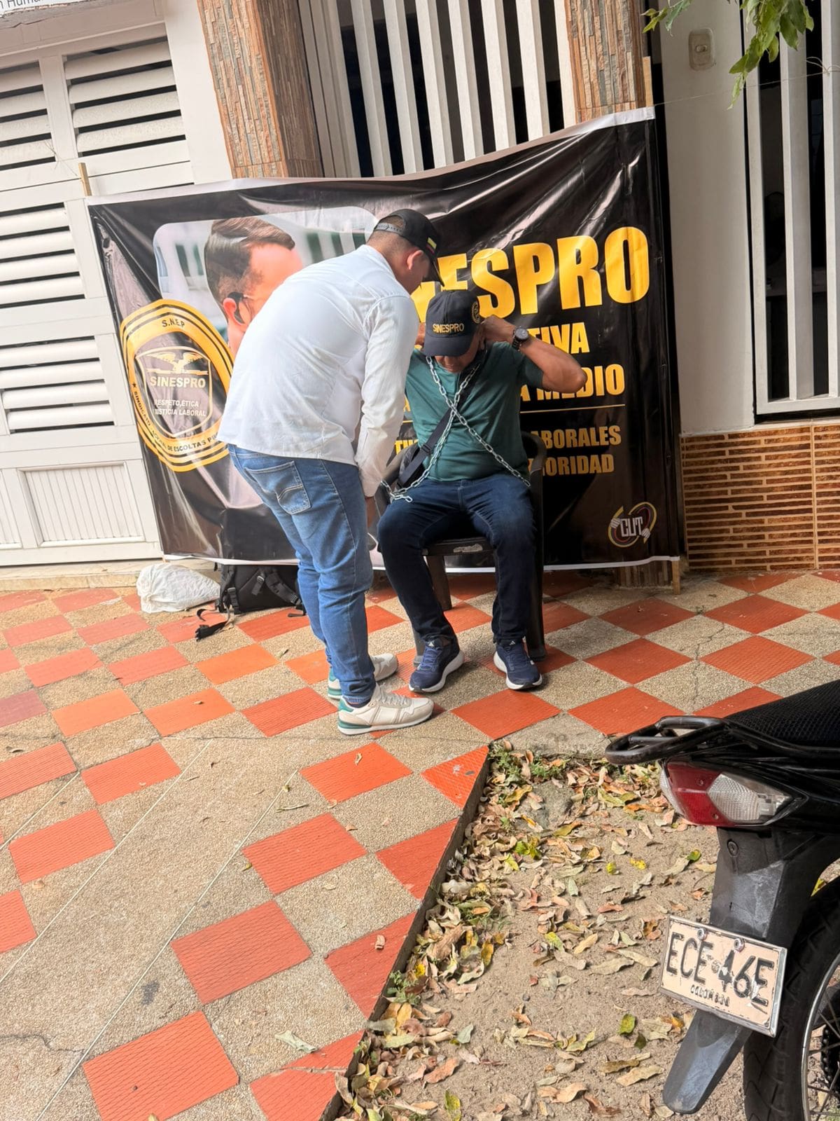 Escoltas vinculados al programa de protección de la UNP realizaron una jornada de protesta frente a la sede de la entidad en Barrancabermeja.
Suministrada/Vanguardia