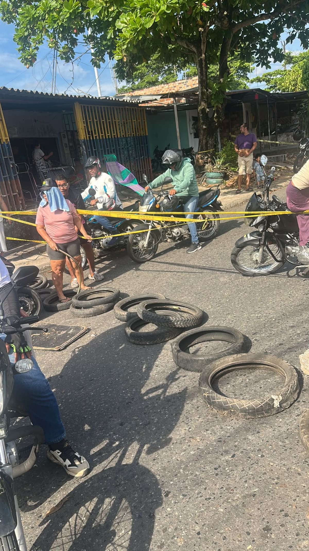 Presidentes de Juntas de Acción Comunal, ediles y veedores ciudadanos convocaron un plantón para el próximo martes frente a la ESSA, en rechazo a los reiterados cortes de energía y para exigir soluciones a las fallas en la prestación del servicio.
Suministrada/Vanguardia