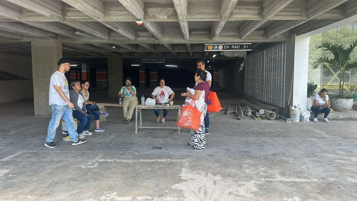 Protesta en edificio en construcción de Girón.