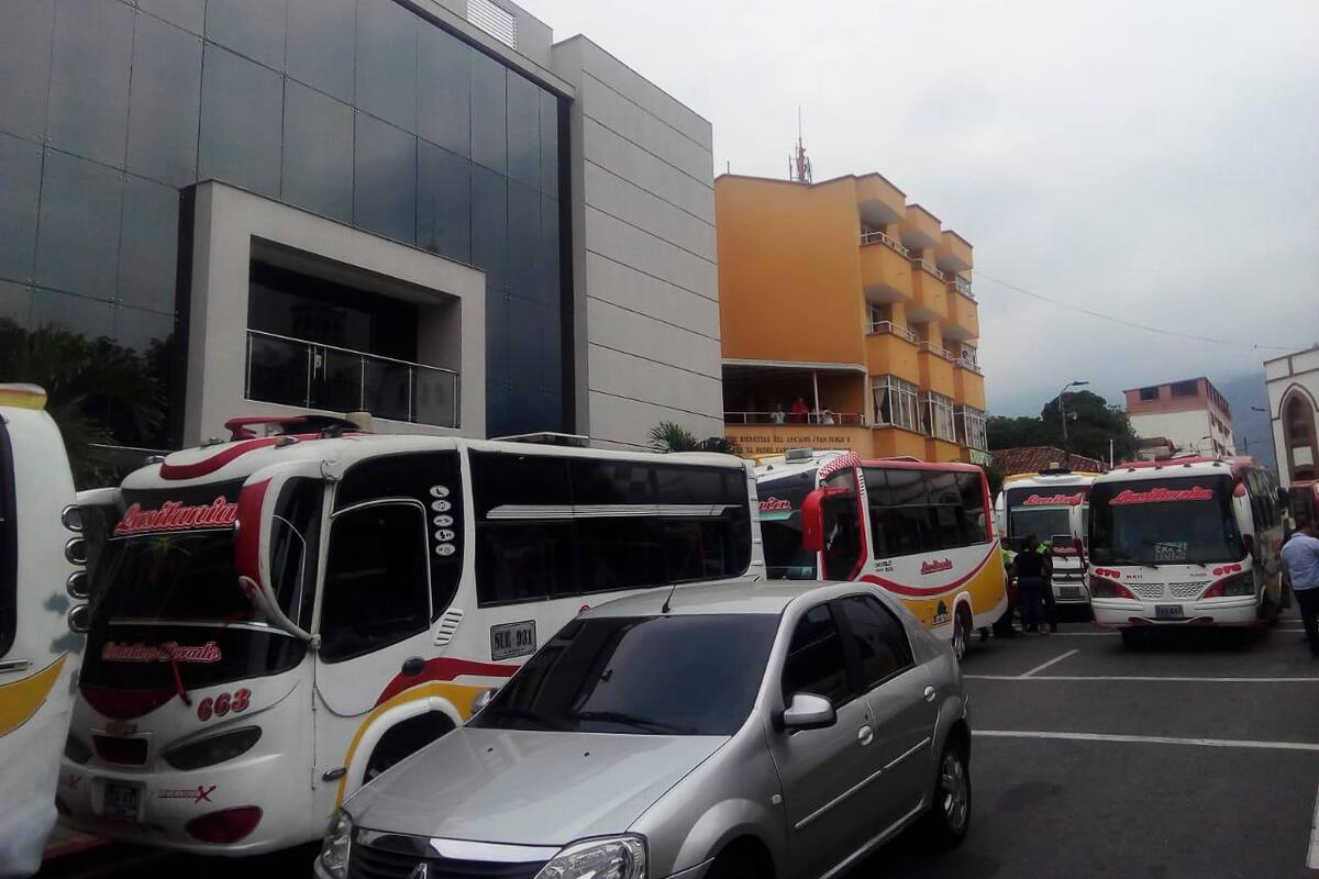 Las busetas fueron parqueadas, el pasado jueves, durante varias horas, en plena vía. Esta situación obligó a las autoridades a tomar el control sobre los alrededores del parque principal de Floridablanca para evitar que la movilidad colapsara. (Foto: Suministrada / VANGUARDIA LIBERAL)