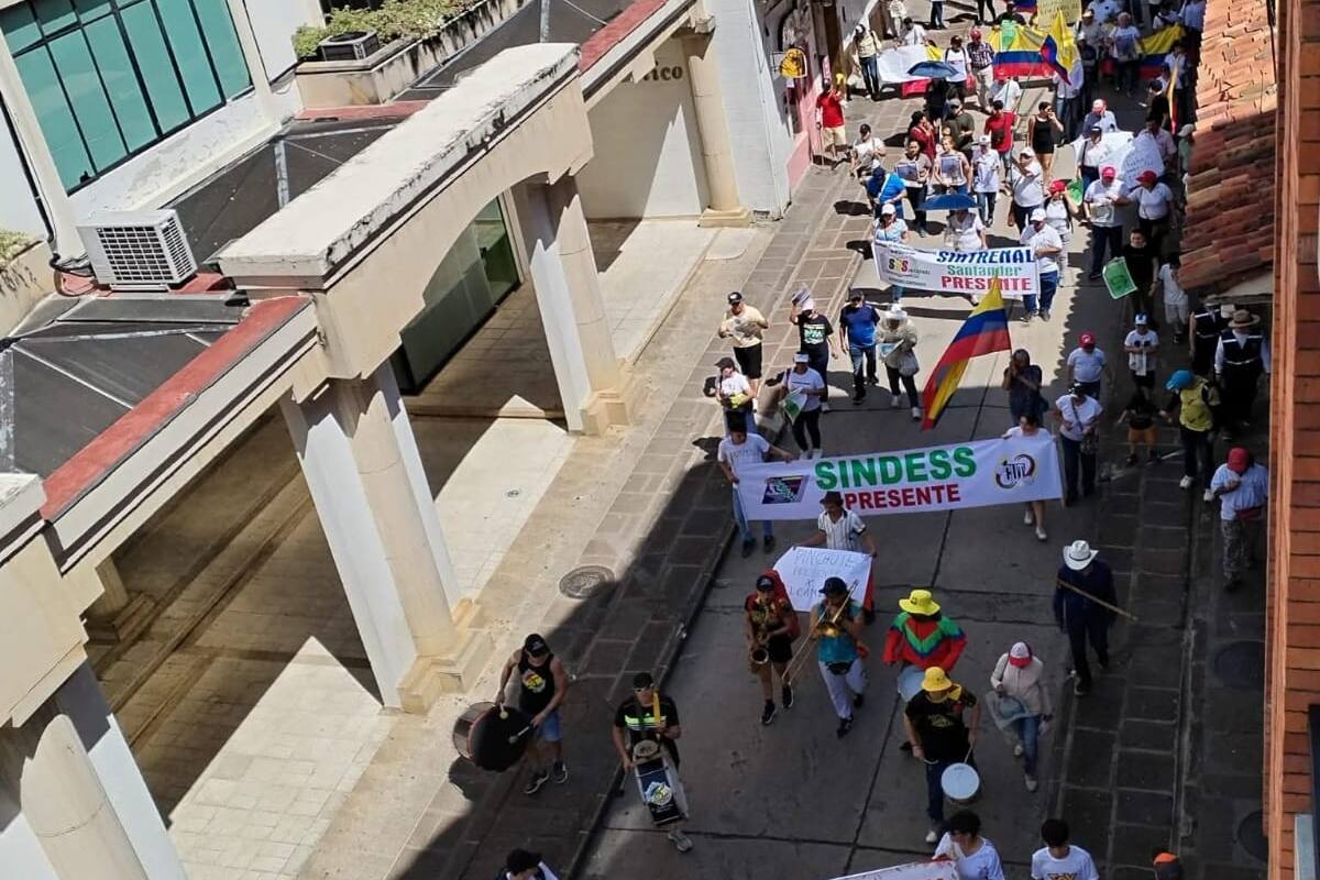 El miércoles estarán protestando frente a la Fundación Avanzar Fos en el centro comercial San Gil Plaza y el jueves en asamblea en el Colegio Nacional San José de Guanentá.