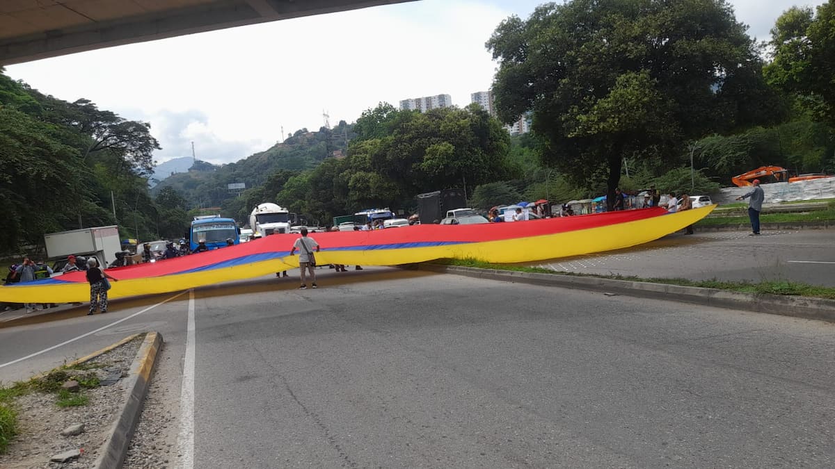 La protesta contra los altos avalúos catastrales afecta este jueves varios corredores viales del área metropolitana y del departamento de Santander.