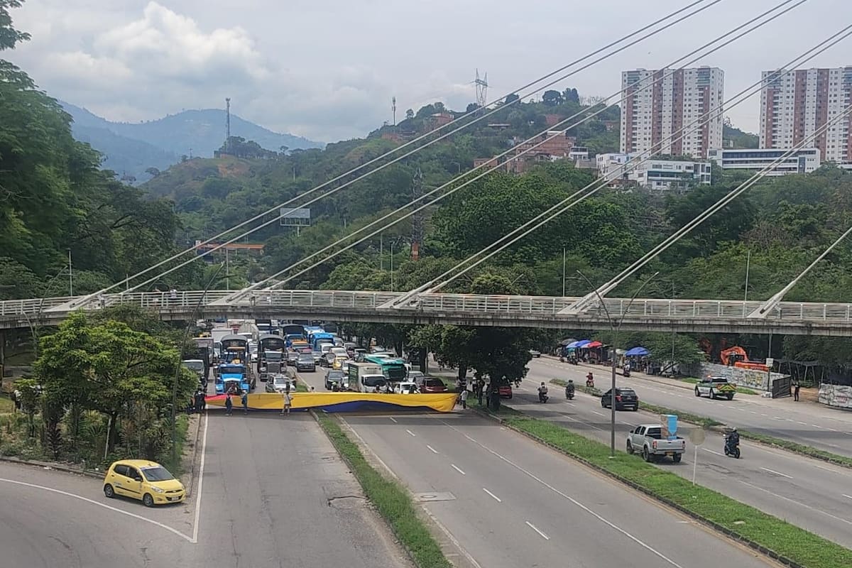 Manifestantes apostados en el sector de Papi Quiero Piña generan paso intermitente en la autopista Bucaramanga-Floridablanca-Piedecuesta este jueves.