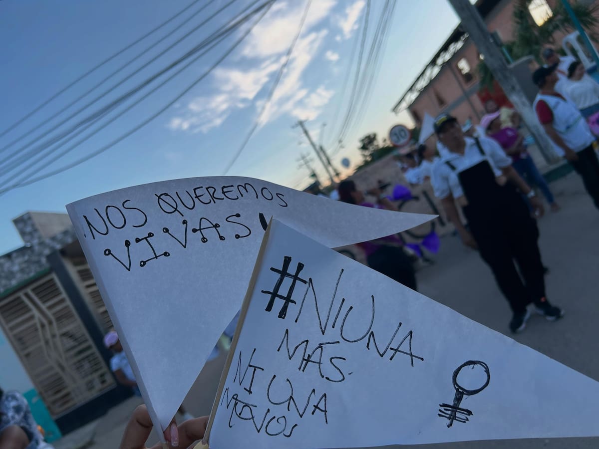 Familiares, amigos y habitantes de Puerto Wilches participaron en una marcha para exigir justicia por la muerte de Gerlein Joya, de 22 años, ocurrida tras un ataque con arma de fuego el pasado 19 de octubre.
Suministrada/Credhos/Vanguardia