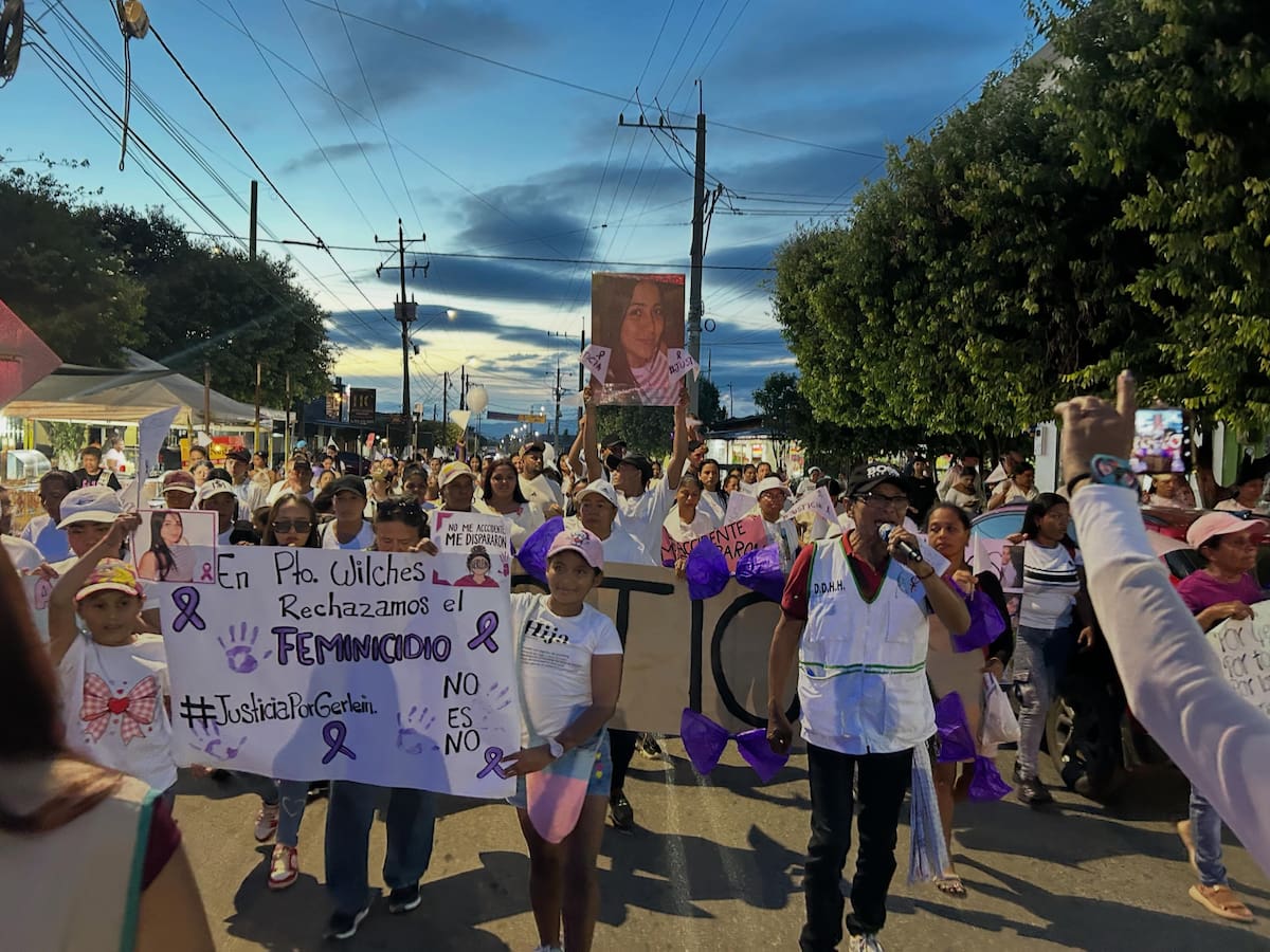 Familiares, amigos y habitantes de Puerto Wilches participaron en una marcha para exigir justicia por la muerte de Gerlein Joya, de 22 años, ocurrida tras un ataque con arma de fuego el pasado 19 de octubre.
Suministrada/Credhos/Vanguardia