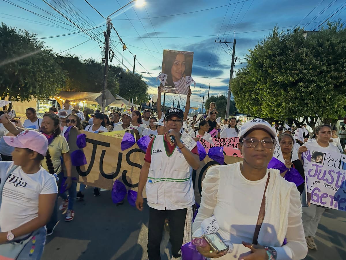 Familiares, amigos y habitantes de Puerto Wilches participaron en una marcha para exigir justicia por la muerte de Gerlein Joya, de 22 años, ocurrida tras un ataque con arma de fuego el pasado 19 de octubre.
Suministrada/Credhos/Vanguardia