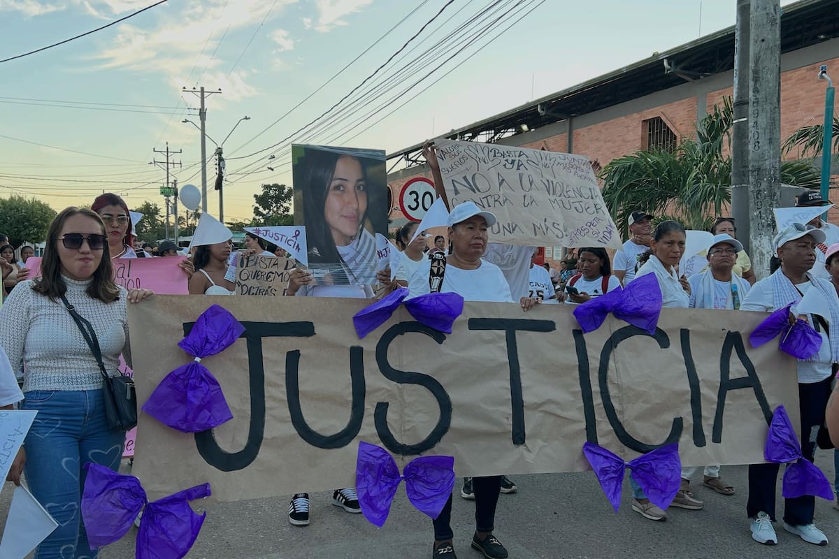 Familiares, amigos y habitantes de Puerto Wilches participaron en una marcha para exigir justicia por la muerte de Gerlein Joya, de 22 años, ocurrida tras un ataque con arma de fuego el pasado 19 de octubre.
Suministrada/Credhos/Vanguardia