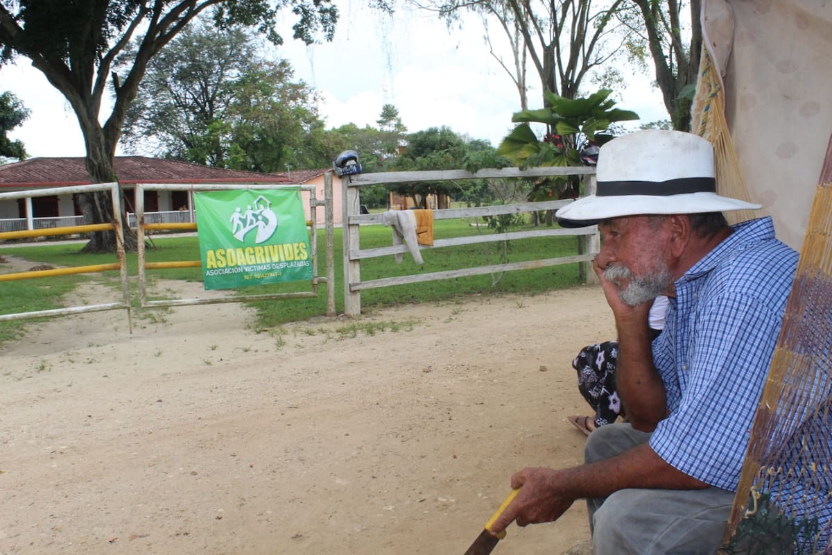 Comunidades campesinas permanecen en las afueras de la Finca Montecristo en Sabana de Torres. Reclaman la entrega de predios que habrían sido incautados al ‘Ñeñe’ Hernández.
Suministrada/Vanguardia