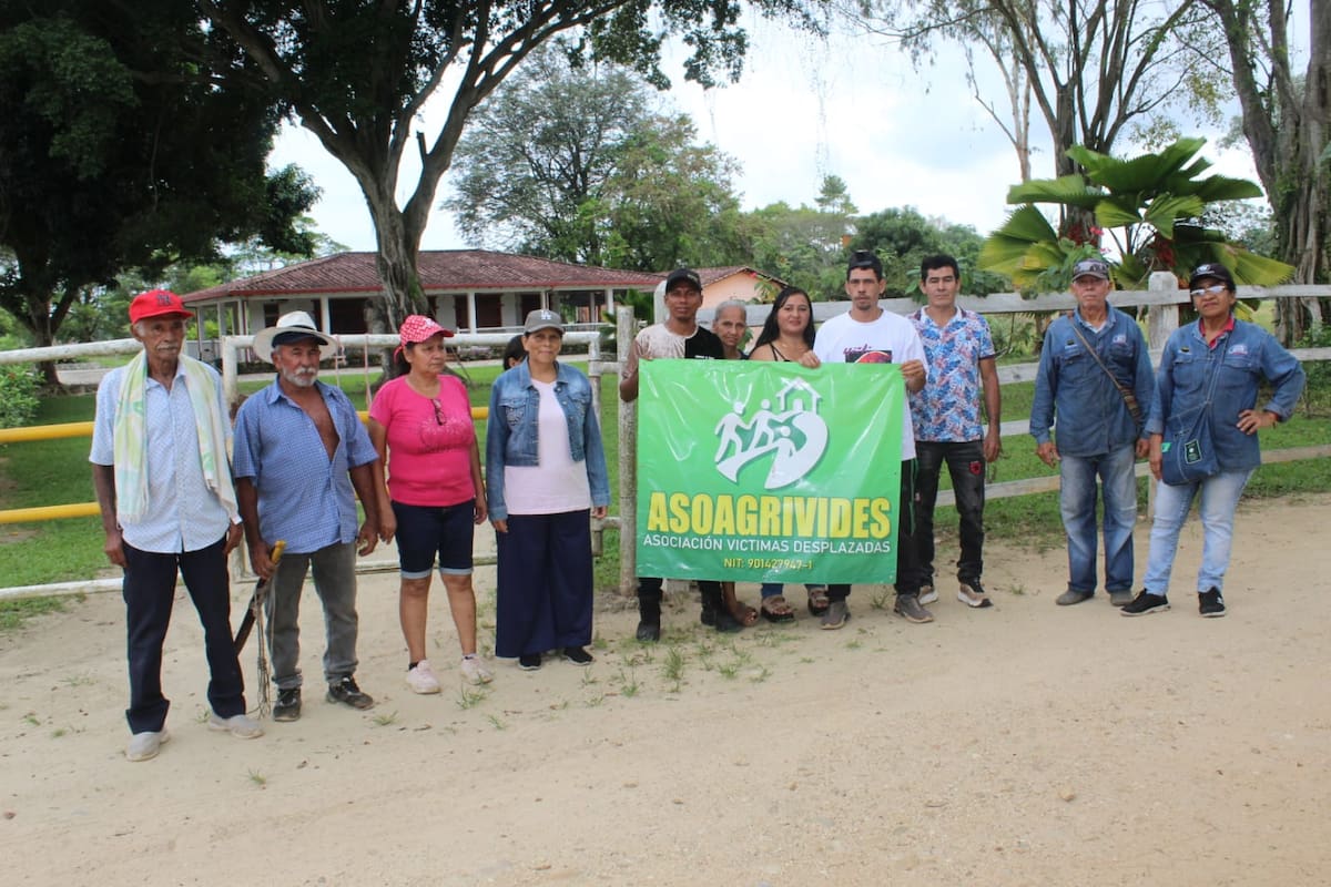 Comunidades campesinas permanecen en las afueras de la Finca Montecristo en Sabana de Torres. Reclaman la entrega de predios que habrían sido incautados al ‘Ñeñe’ Hernández.
Suministrada/Vanguardia