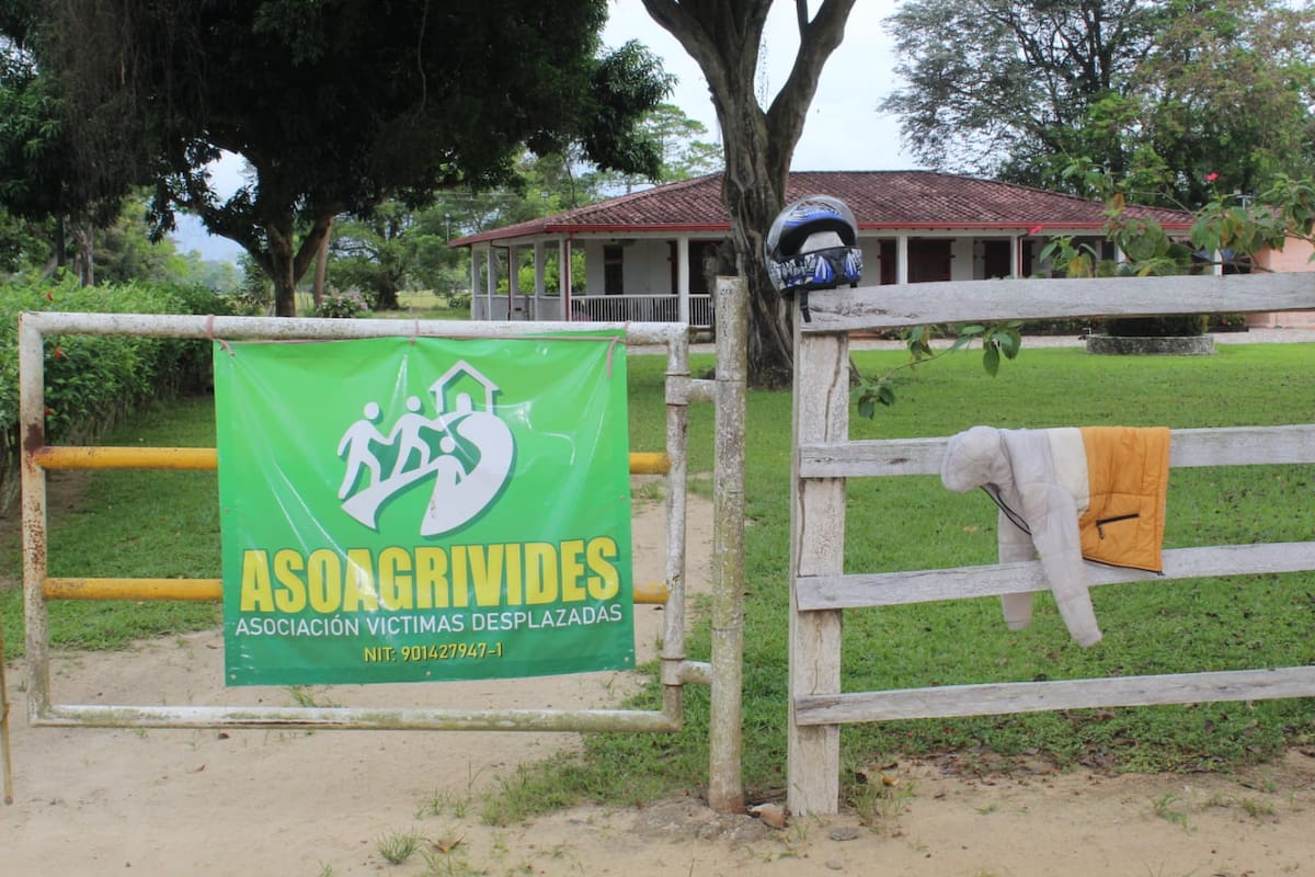 Comunidades campesinas permanecen en las afueras de la Finca Montecristo en Sabana de Torres. Reclaman la entrega de predios que habrían sido incautados al ‘Ñeñe’ Hernández.
Suministrada/Vanguardia