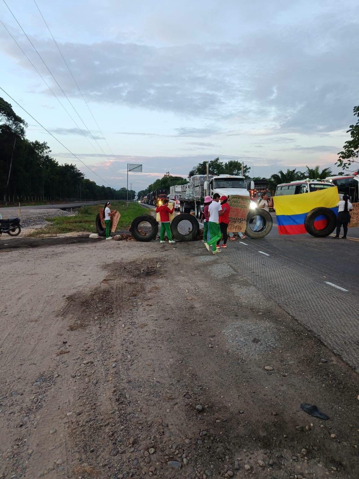 La comunidad educativa de las veredas Crisales y Cayumbita bloqueó la Troncal del Magdalena Medio, a la altura del kilómetro 15, para exigir una solución al transporte escolar que permita a los estudiantes asistir regularmente a sus clases.
Suministrada/Vanguardia