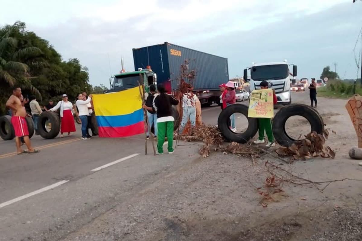 La comunidad educativa de las veredas Crisales y Cayumbita bloqueó la Troncal del Magdalena Medio para exigir una solución al transporte escolar que permita a los estudiantes asistir regularmente a sus clases.
Suministrada/Vanguardia