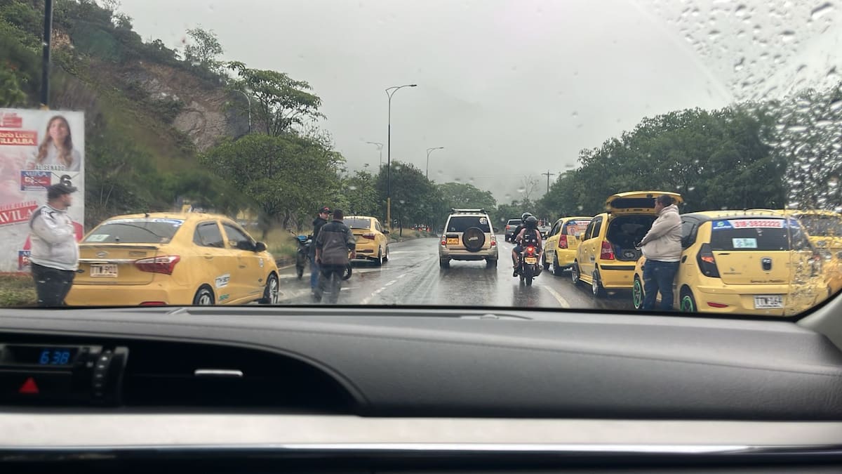 Protesta de taxistas colapsa vía al aeropuerto Palonegro: reclaman incumplimiento de resolución nacional.
Foto: suministrada.