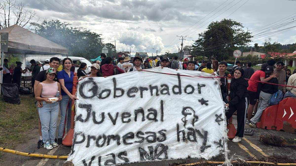 Los estudiantes mantienen bloqueada la vía nacional desde el 22 de abril.