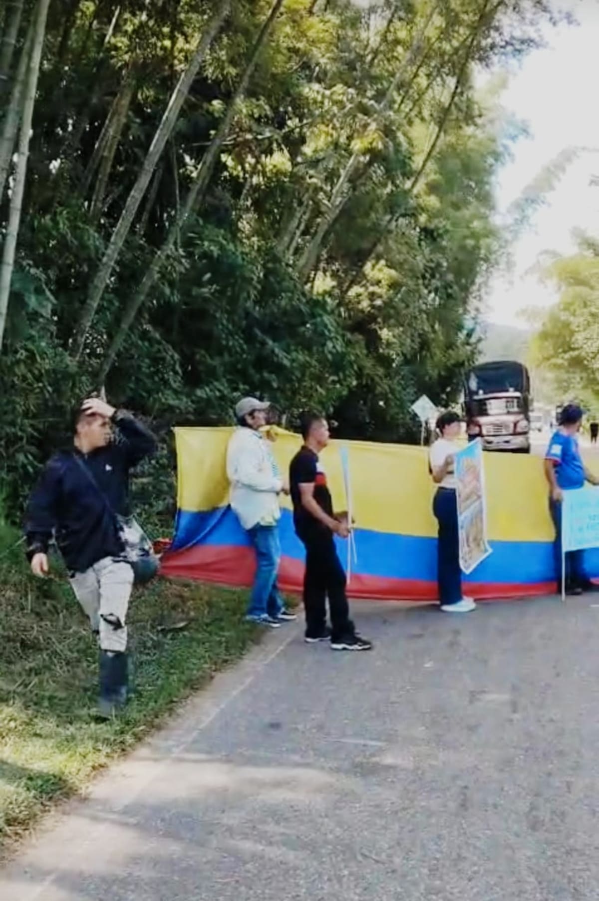 La vía estuvo cerrada más de seis horas en el sector conocido como la Charca, en jurisdicción de Oiba.