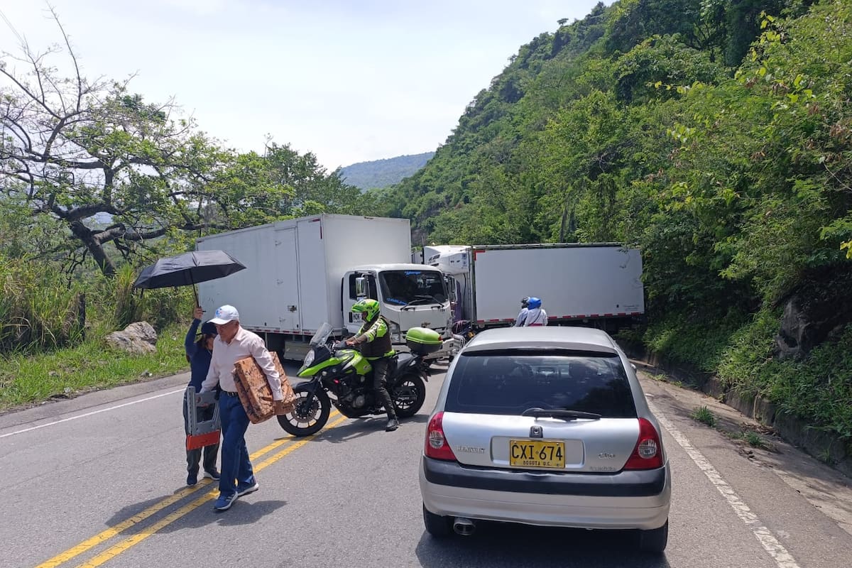 Los transportadores como protesta por la falta de paso, también atravesaron sus automotores en la vía.