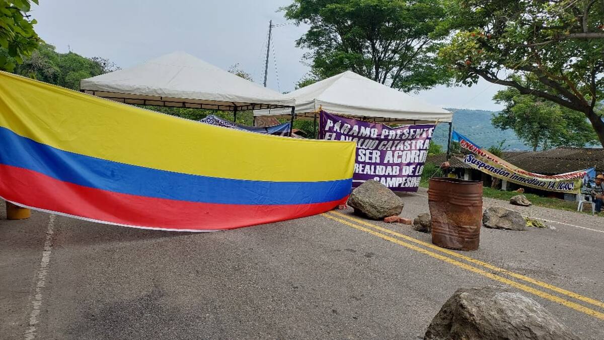 La protesta se ha mantenido con pasos cada ciertas horas en el sector de la recta de El Cucharo entre San Gil y El Socorro.