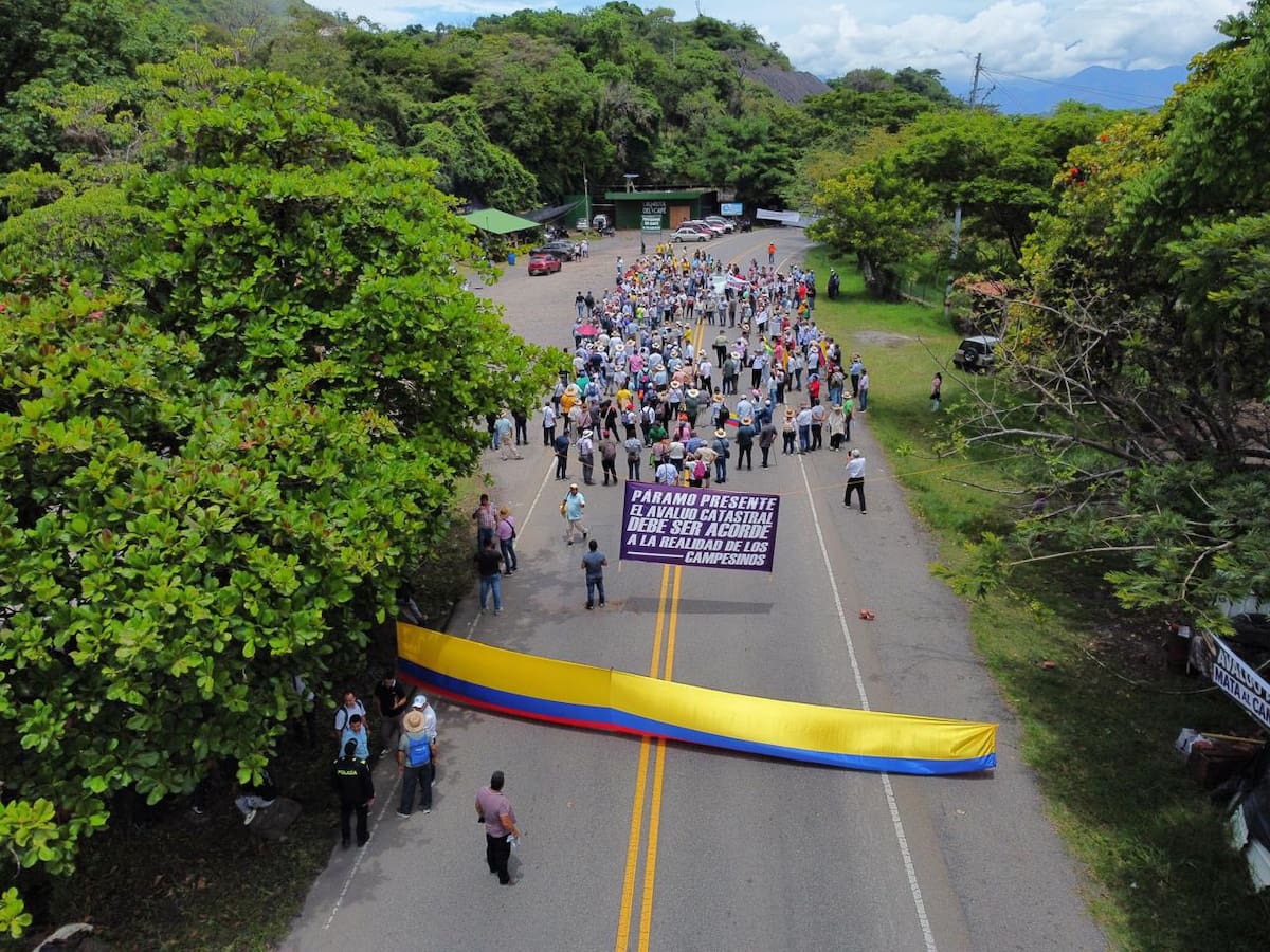 La protesta contra los avalúos catastrales de las zonas rurales mantiene cerrada la vía entre San Gil y El Socorro, en el sector de la Recta del Cucharo.