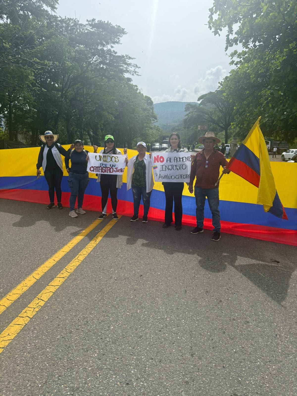 La protesta contra los avalúos catastrales de las zonas rurales mantiene cerrada la vía entre San Gil y El Socorro, en el sector de la Recta del Cucharo.