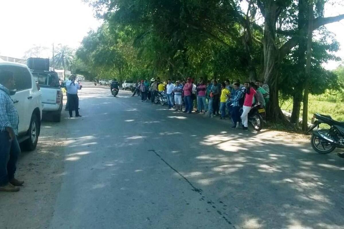 Integrantes de la comunidad cercana a la Estación Peñas Blancas protestaron a las afueras de las instalaciones de la empresa Weatherford. (Foto: Suministrada/VANGUARDIA LIBERAL)