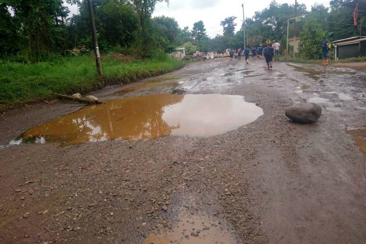 Durante varias horas estuvo paralizado el tráfico de vehiculos que se dirigían hacia la Troncal del Magdalena Medio por el corregimiento El Centro. (Foto: Suministrada/VANGUARDIA LIBERAL)