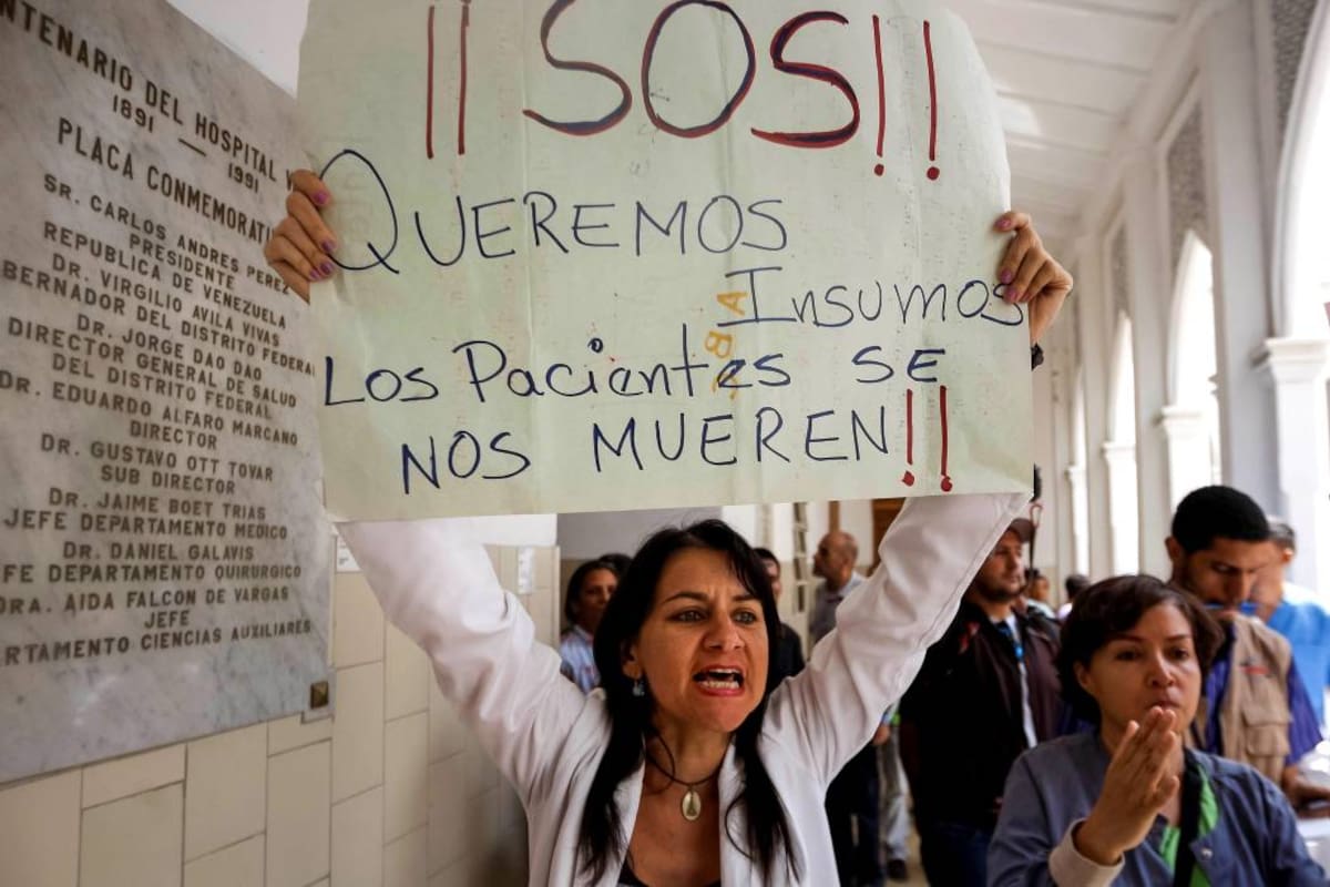 Pacientes y personal sanitario participan en una protesta por el deterioro del sistema de salud. (Foto: EFE/VANGUARDIA)