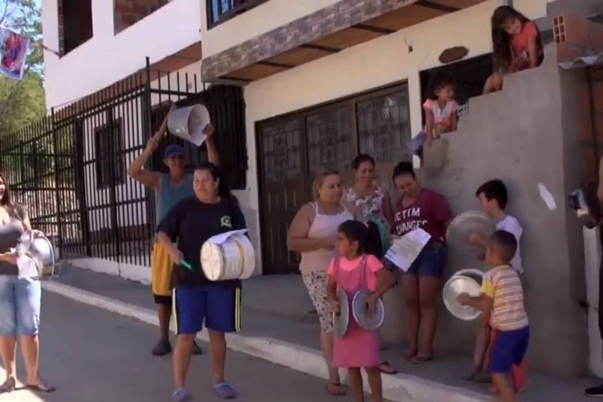 Con los potes que no han podido llenar de agua protestaron algunos vecinos del barrio ‘Pueblito Viejo’, quienes manifiestan irregularidades en turnos de irrigación del líquido vital. (Foto: Suministrada/VANGUARDIA LIBERAL)