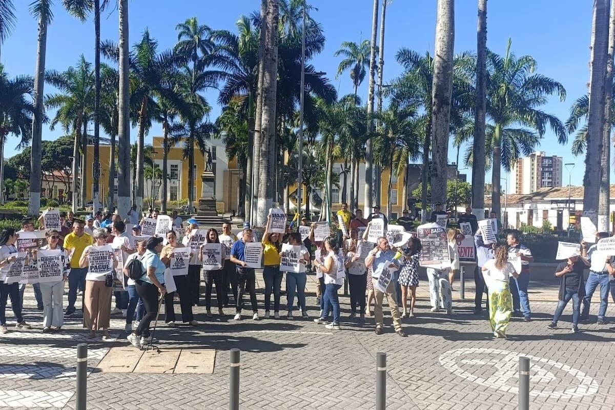 Funcionarios del municipio se concentraron este lunes frente a la Alcaldía de Bucaramanga para defender su prima de servicios.