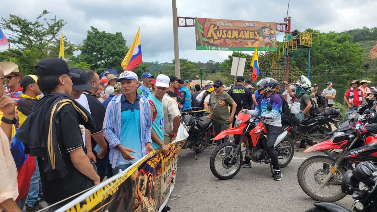 Bloqueos viales sobre la vía al Aeropuerto. (Foto: Franz Rey / VANGUARDIA)